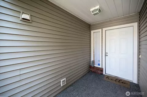 Entry Way - 13607 56th Ave SE, Everett, WA 98208 photo 1 of 3