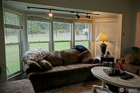 Living - 306 Minkler Rd, Winlock, WA 98596 photo 1 of 2