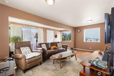 Living - 1628 Oakes Ave, Everett, WA 98201 photo 2 of 3