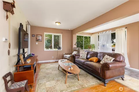 Living - 1628 Oakes Ave, Everett, WA 98201 photo 1 of 3