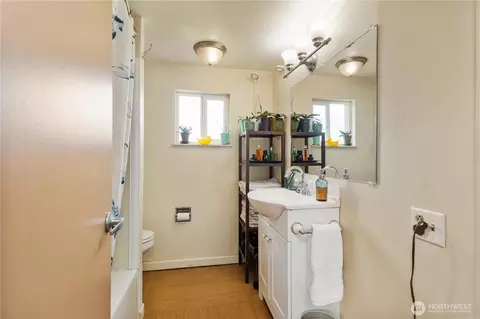 Bath - 1628 Oakes Ave, Everett, WA 98201 photo 1 of 2