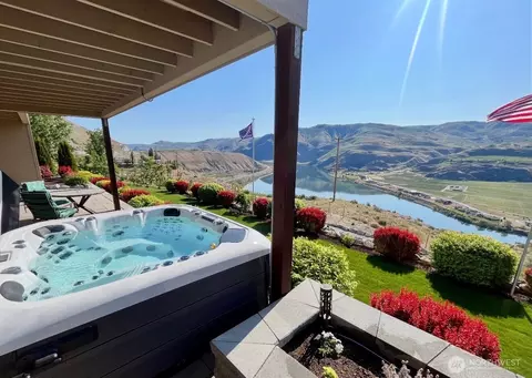 525 Columbia View Rd, Chelan, WA 98816