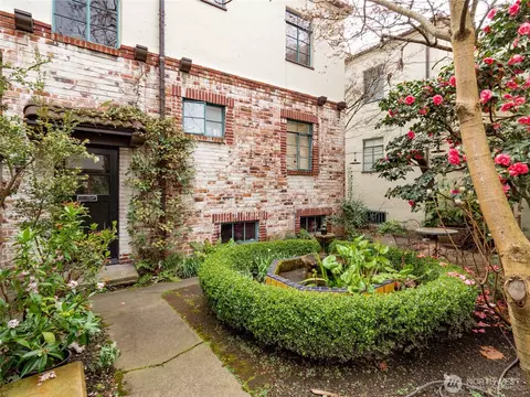 1106 NE 42nd #19, Seattle, WA 98105