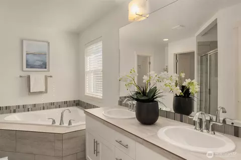 Bath - 24 174th Pl SW, Bothell, WA 98012 photo 1 of 4