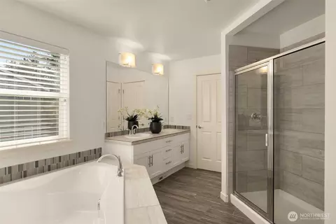 Bath - 24 174th Pl SW, Bothell, WA 98012 photo 2 of 4