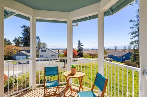 1041 Halsey Dr, Coupeville, WA 98239