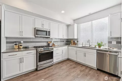 Kitchen - 10942 NE 189th Pl #E, Bothell, WA 98011 photo 2 of 3