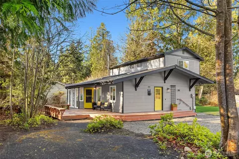 881 Park Ave NE, Bainbridge Island, WA 98110