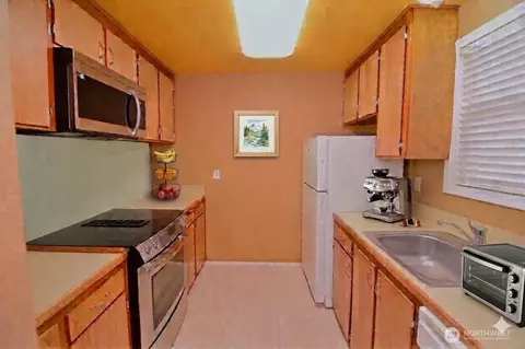 Kitchen - 2629 Rucker Ave #3, Everett, WA 98201 photo 2 of 2