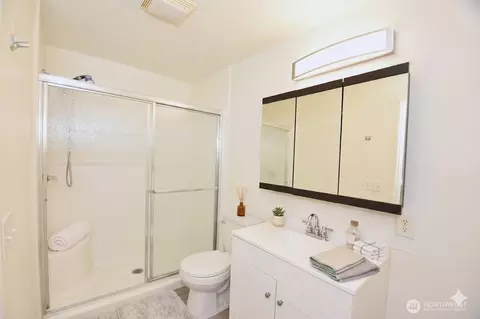 Bath - 2629 Rucker Ave #3, Everett, WA 98201 photo 1 of 1