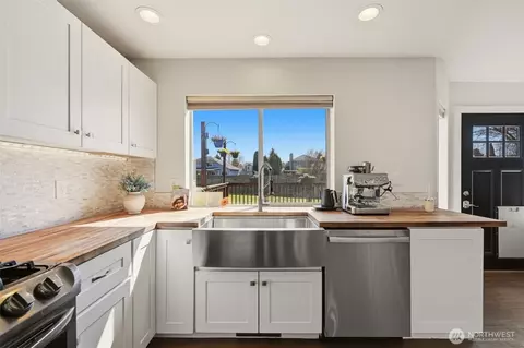 Kitchen - 21315 40th Ave E, Spanaway, WA 98387 photo 2 of 3