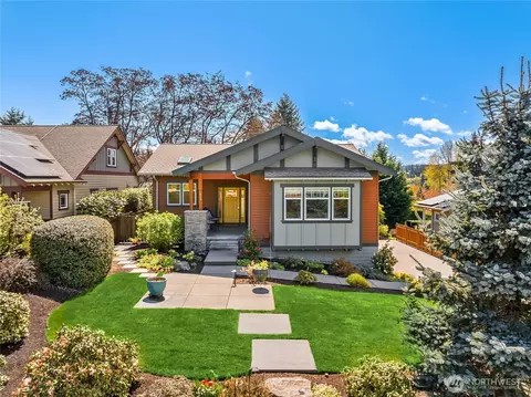 633 Pierce Ct NW, Bainbridge Island, WA 98110