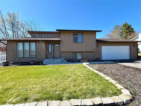 611 Hillcrest Circle Dr, Omak, WA 98841