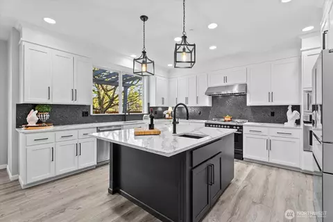 Kitchen - 8907 NE 152nd Pl, Bothell, WA 98011 photo 4 of 5