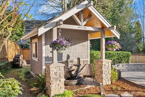 Exterior - 8907 NE 152nd Pl, Bothell, WA 98011 photo 6 of 8