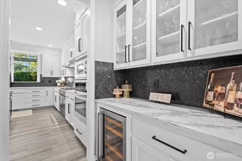 Kitchen - 8907 NE 152nd Pl, Bothell, WA 98011 photo 3 of 5