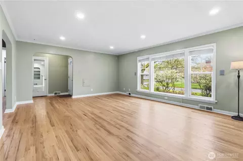 Living - 1306 23rd Ave, Longview, WA 98632 photo 3 of 4