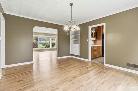 Living - 1306 23rd Ave, Longview, WA 98632 photo 4 of 4