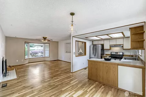 Living - 11428 26th Dr SE, Everett, WA 98208 photo 5 of 6