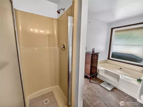 Bath - 30520 SE 358th St, Enumclaw, WA 98022 photo 2 of 5