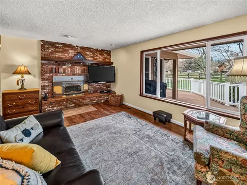 Living - 30520 SE 358th St, Enumclaw, WA 98022 photo 2 of 4