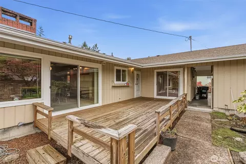 Exterior - 2246 Cascade Way, Longview, WA 98632 photo 4 of 9