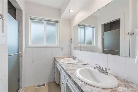 Bath - 2246 Cascade Way, Longview, WA 98632 photo 1 of 2