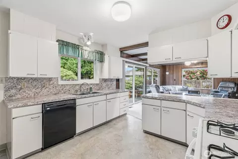 Kitchen - 2246 Cascade Way, Longview, WA 98632 photo 2 of 4