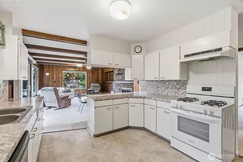 Kitchen - 2246 Cascade Way, Longview, WA 98632 photo 4 of 4