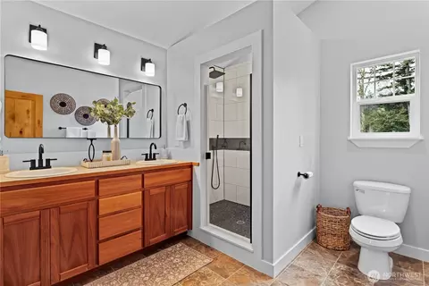 Bath - 715 183rd St SE, Bothell, WA 98012 photo 2 of 2