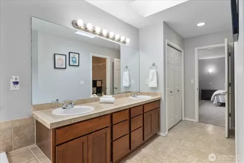 Bath - 3815 161st Pl SE, Bothell, WA 98012 photo 1 of 3