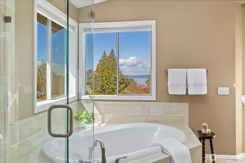 Bath - 2408 55th St SW, Everett, WA 98203 photo 3 of 4