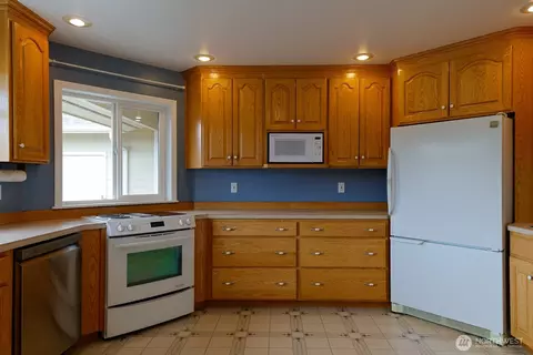 Kitchen - 53 Arbor Ln, Sequim, WA 98382 photo 1 of 2