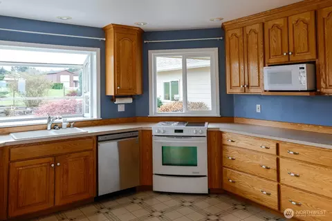 Kitchen - 53 Arbor Ln, Sequim, WA 98382 photo 2 of 2