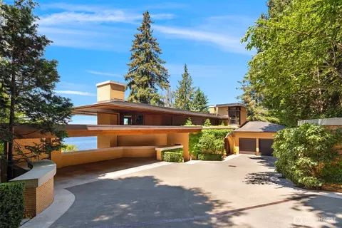 415 Shoreland Dr SE, Bellevue, WA 98004