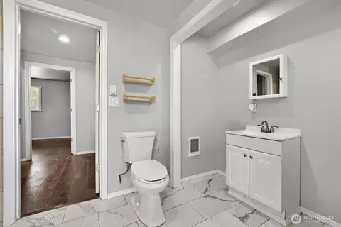 Bath - 217 Capri Pl, Everett, WA 98203 photo 3 of 3