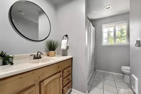 Bath - 217 Capri Pl, Everett, WA 98203 photo 2 of 3
