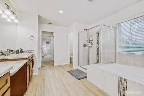 Bath - 3008 47th St SE, Everett, WA 98203 photo 2 of 3