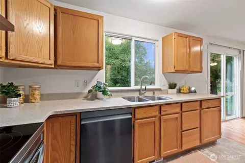 Kitchen - 7408 2nd Dr SE, Everett, WA 98203 photo 3 of 4