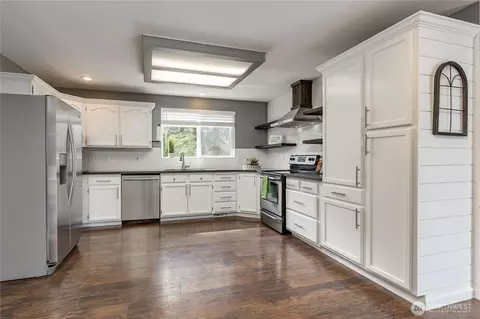 Kitchen - 21118 26th Ave E, Spanaway, WA 98387 photo 2 of 3
