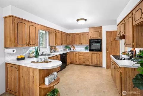Kitchen - 5402 West Dr, Everett, WA 98203 photo 1 of 2