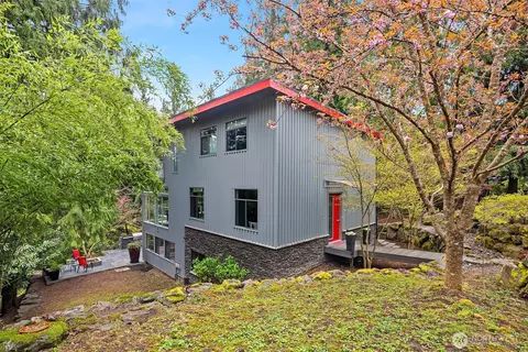 1534 Hillside Dr SE, Issaquah, WA 98027