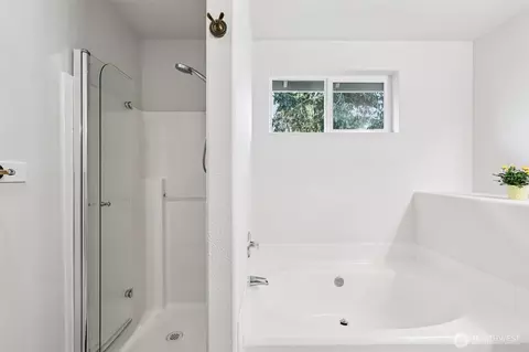 Bath - 3206 96th Pl SE, Everett, WA 98208 photo 2 of 3