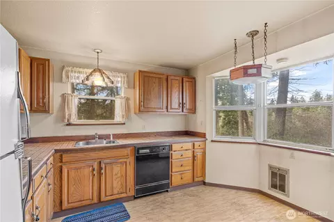 Kitchen - 23414 46th Ave E, Spanaway, WA 98387 photo 3 of 4