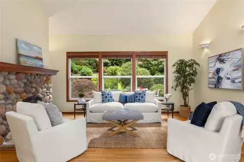 8387 NE Sumanee Pl, Bainbridge Island, WA 98110