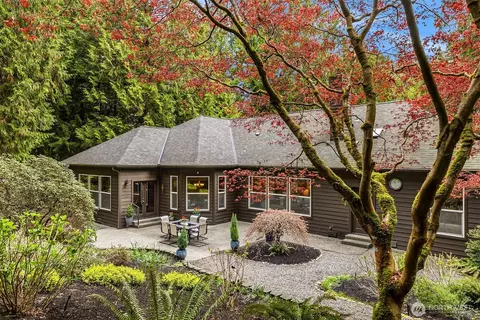 8387 NE Sumanee Pl, Bainbridge Island, WA 98110