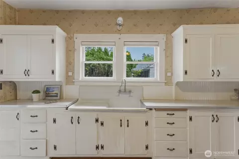 Kitchen - 965 E Alder St, Walla Walla, WA 99362 photo 2 of 4