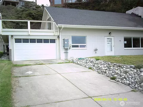 562 Pebble Beach Dr, Coupeville, WA 98239