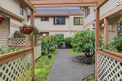 1572 NE 177th St #B10, Seattle, WA 98155
