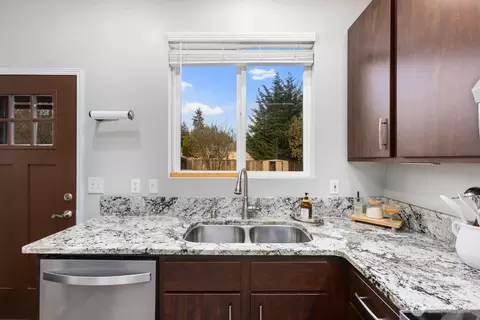 Kitchen - 25309 38th Ave E, Spanaway, WA 98387 photo 4 of 5